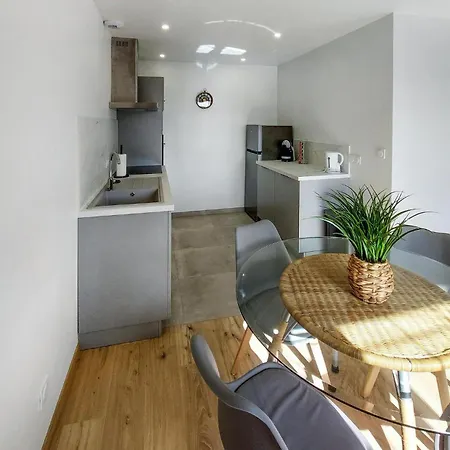 2 Bedroom Awesome In Apartment *